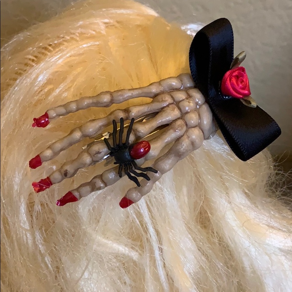 Halloween skeleton hand w spider 🕷 hair clip DOD - Picture 11 of 13